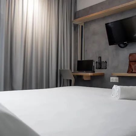 Ibis Budget Lunel Porte De Camargue Hotel *